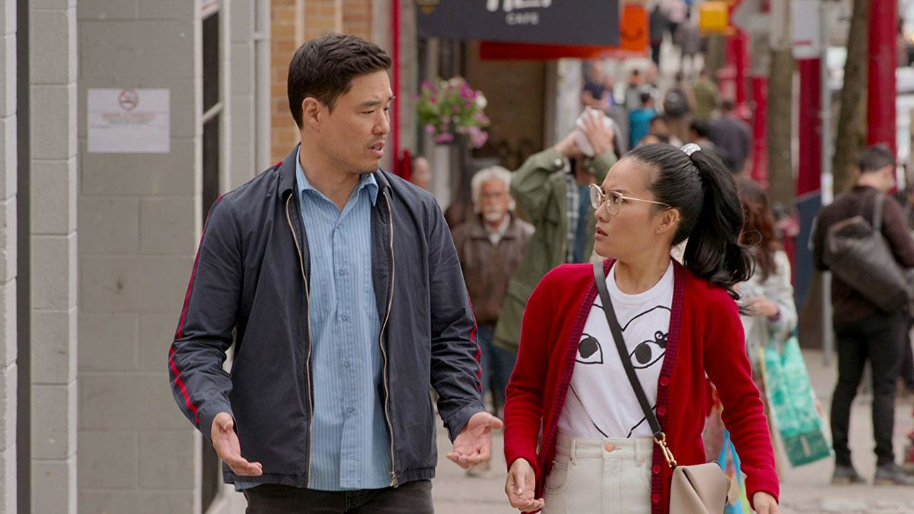 いつかはマイ・メイビーのランドール・パークとアリ・ウォンが通りを歩いている
