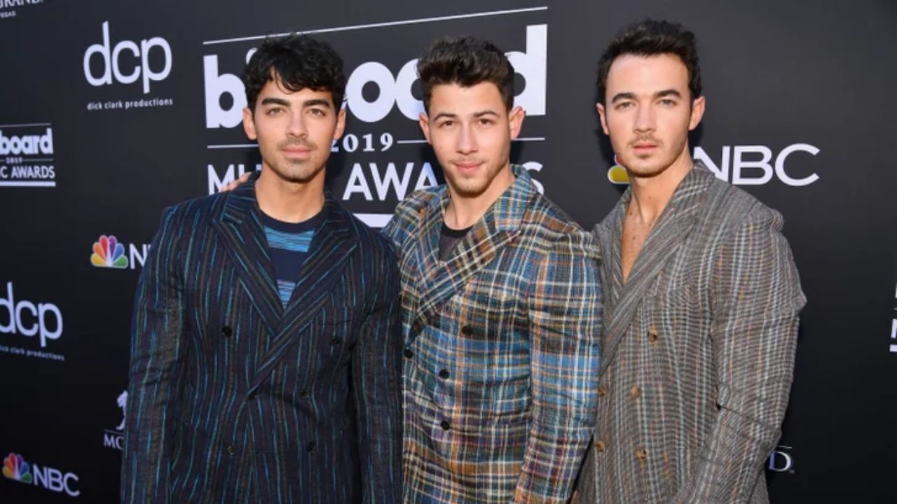 Amazon lança capa do último filme de concerto dos Jonas Bros, 'Happiness Continues'