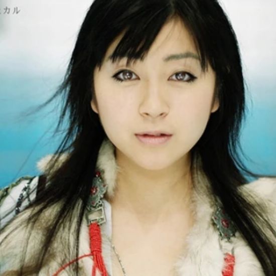 Hikaru Utada apresentando a música tema