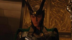 Tom Hiddleston sagt, dass Loki seine ikonischen Hörner erkunden wird