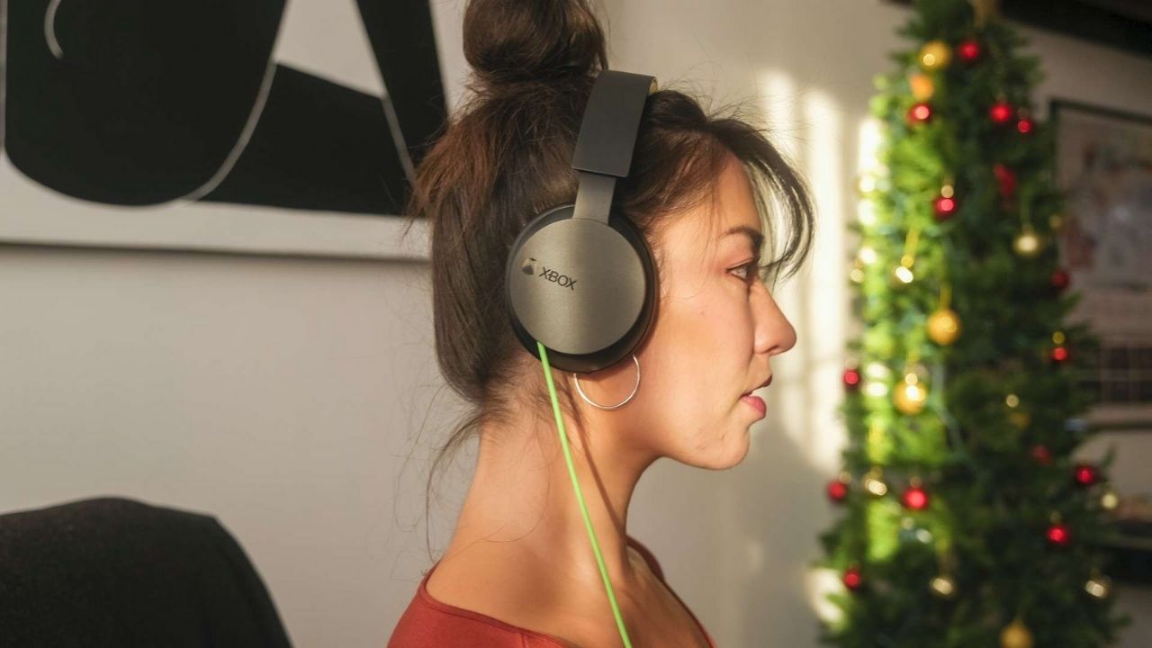 Saluda a los nuevos auriculares estéreo Xbox de la portada de Microsoft