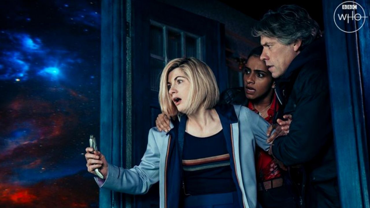 Promo-Bilder der 13. Staffel von Doctor Who zeigen den Doctor mit dem Cover von Yaz und Dan