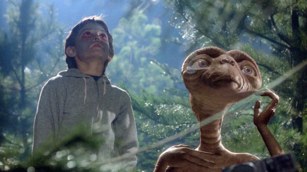 Drew Barrymore feiert das 40-jährige Jubiläum von ET mit dem Cover von Steven Spielberg