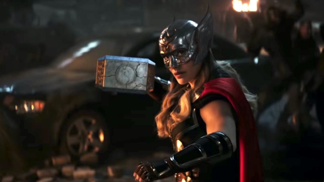 Taika Waititi weist im Cover von „Love and Thunder“ darauf hin, dass Thor vor einer Midlife-Crisis steht
