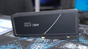 750 ピンおよび 8 ピンの電源コネクタを備えた Intel の Arc A6 GPU の初見