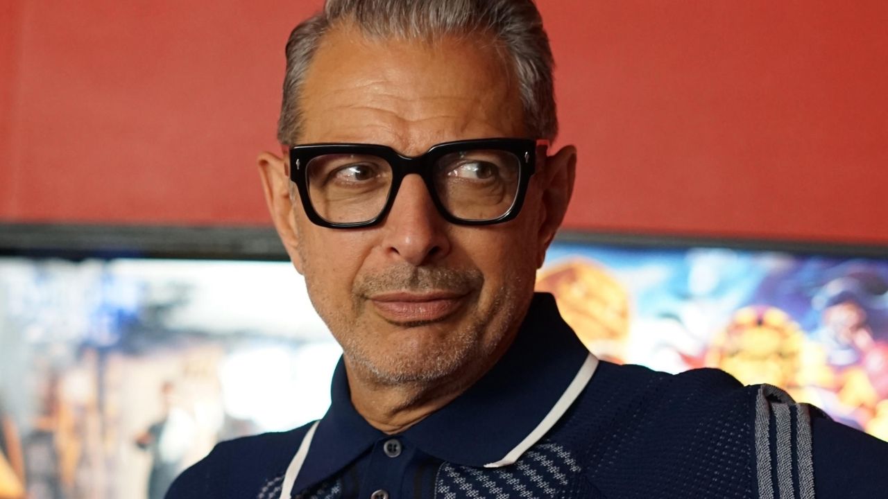 Jeff Goldblum substitui Hugh Grant como Zeus na capa do Netflix Show Kaos