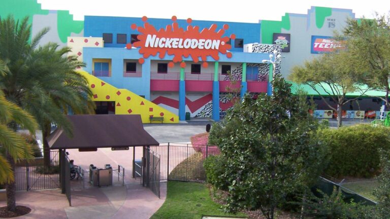 El actor de Zoey 101 protesta fuera del estudio de Nickelodeon por abuso infantil
