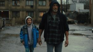 El samaritano de Sylvester Stallone muestra sus superpoderes en un nuevo clip