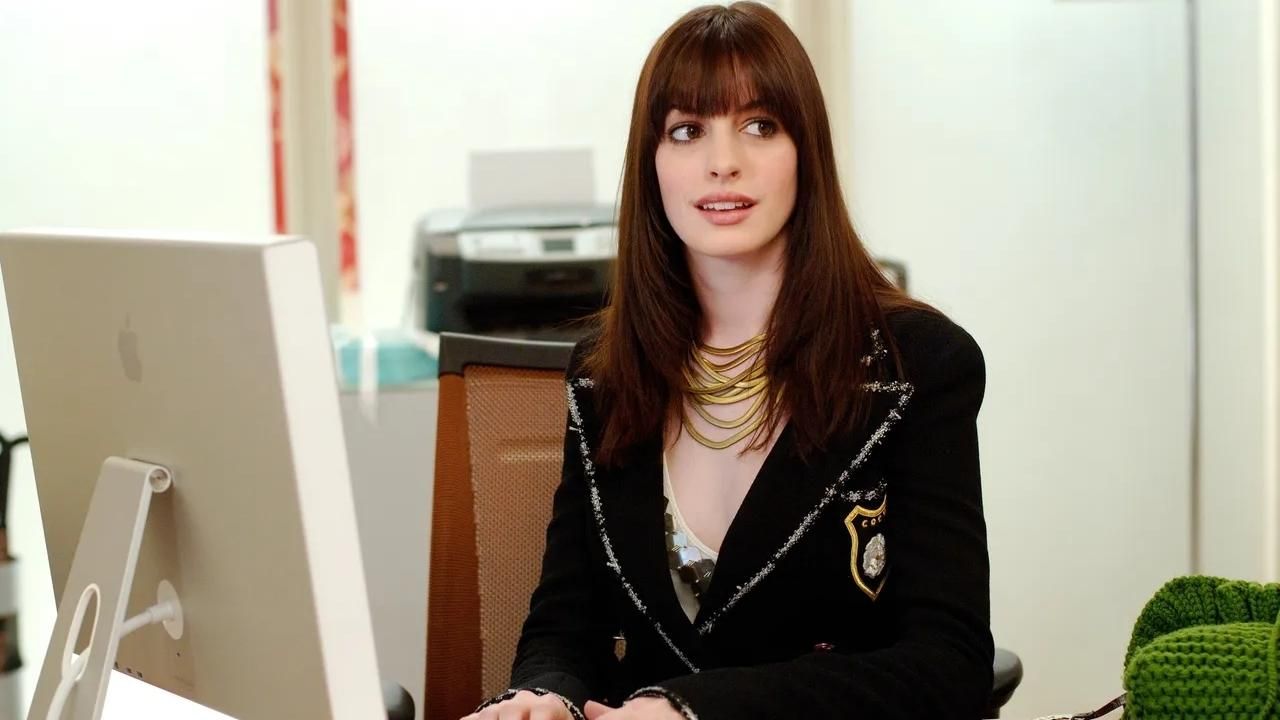 Anne Hathaway erklärt, warum der Teufel das Cover von Prada 2 Won't Happen trägt