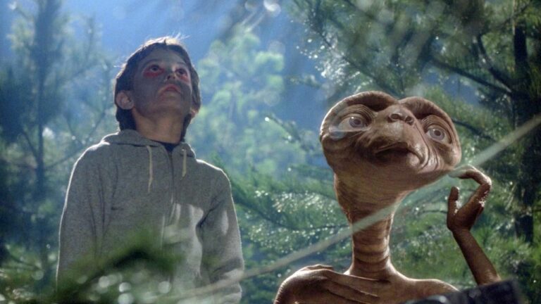 Steven Spielberg reflexiona sobre su decisión de retirar las armas de ET
