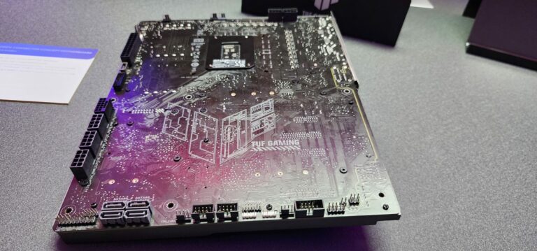 ASUS、電源コネクタなしのコンセプト RTX 4070 Megalodon GPU を発表