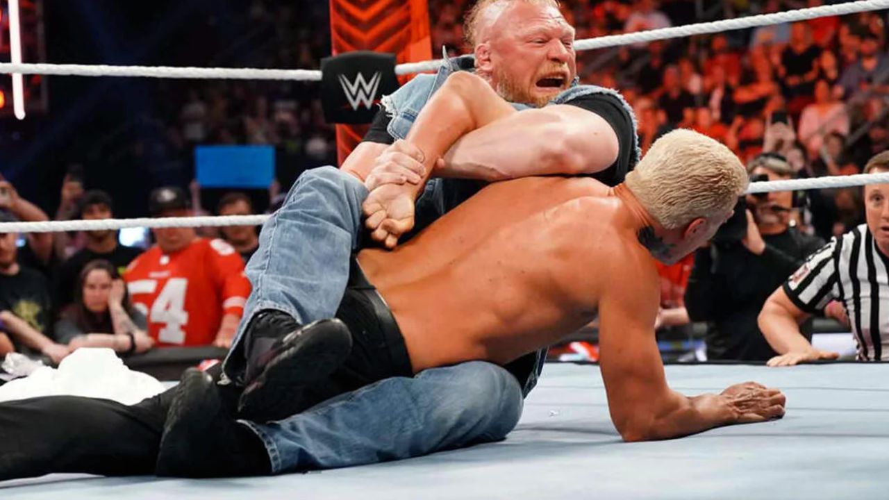 Brock Lesnar gewinnt gegen Cody Rhodes in einem brutalen Match, Rhodes lässt die Deckung ohnmächtig werden