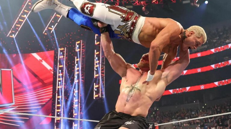 Brock Lesnar gewinnt gegen Cody Rhodes in einem brutalen Match, Rhodes wird ohnmächtig