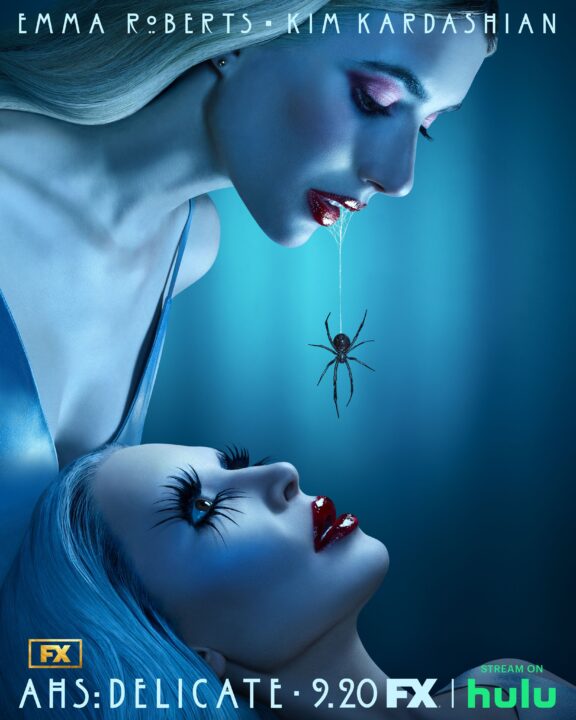 Emma Roberts & Kim K spielen mit einer Spinne in American Horror Story S12 Poster