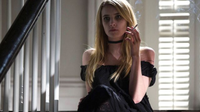 Emma Roberts & Kim K spielen mit einer Spinne in American Horror Story S12 Poster