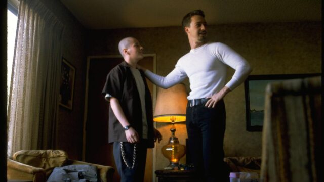 Was passiert am Ende von American History X?