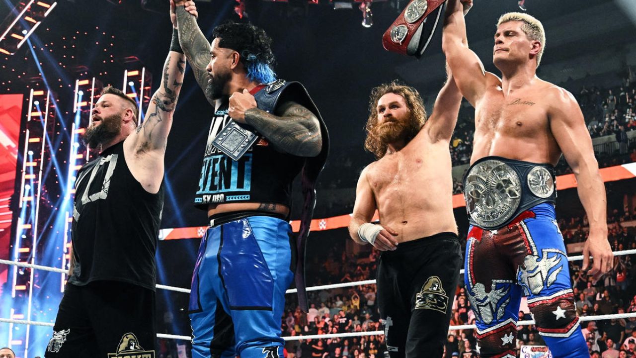 4 posibles estrellas de la WWE que podrían reemplazar a Jey Uso en la portada de Smackdown